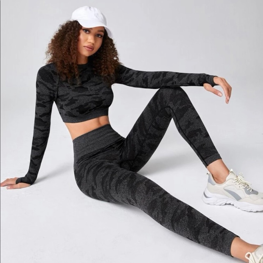 Seamless thumb hole sports tee and leggings